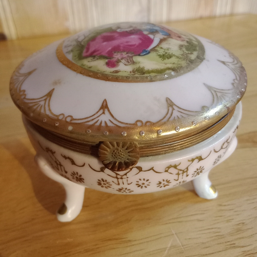 Vintage Trinket / Jewelry Box Featuring Renaissance Couple with Hinged Lid